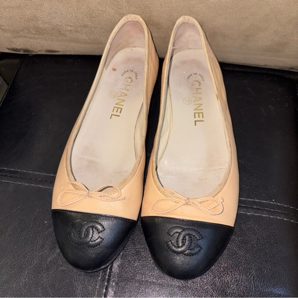 Chanel Flats 36 Lambskin Two Tone Black Captoe Beige Body VEUC Leather Bottom - Picture 2 of 12